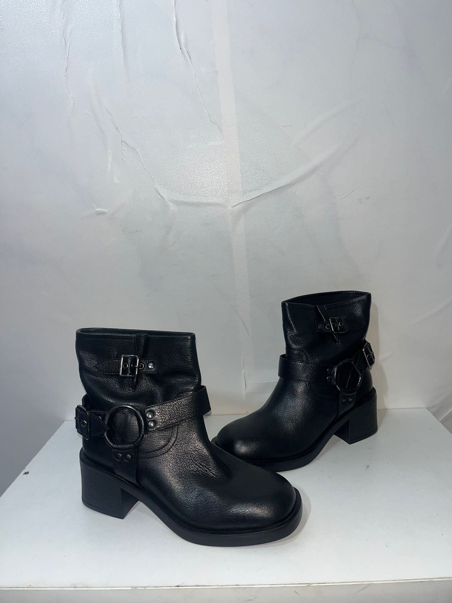 Stivaletti Biker Neri in Pelle con Fibbie e Tacco Medio